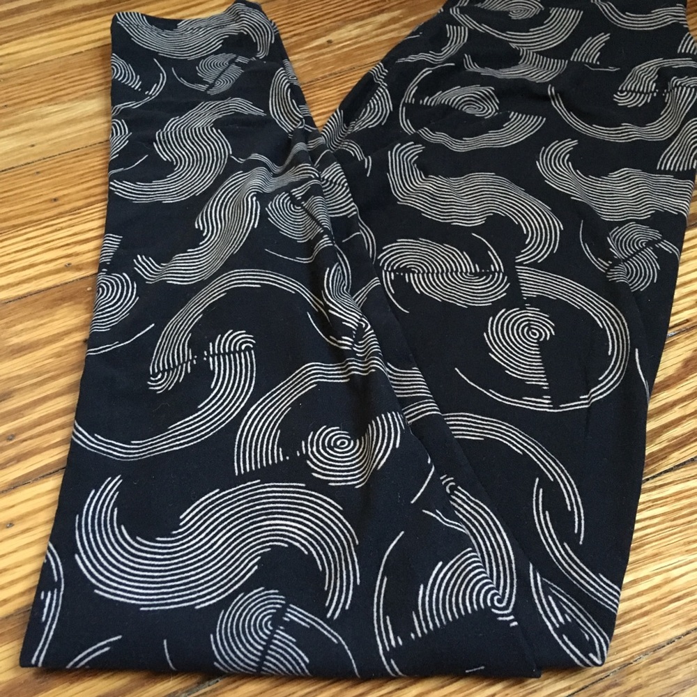 Lularoe OS 🦄 trippy geometric pattern leggings!